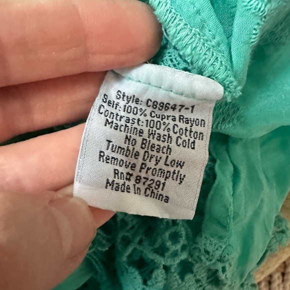 Turquoise Embroidered Floral Crochet Short-sleeved Tunic - Picture 6 of 6